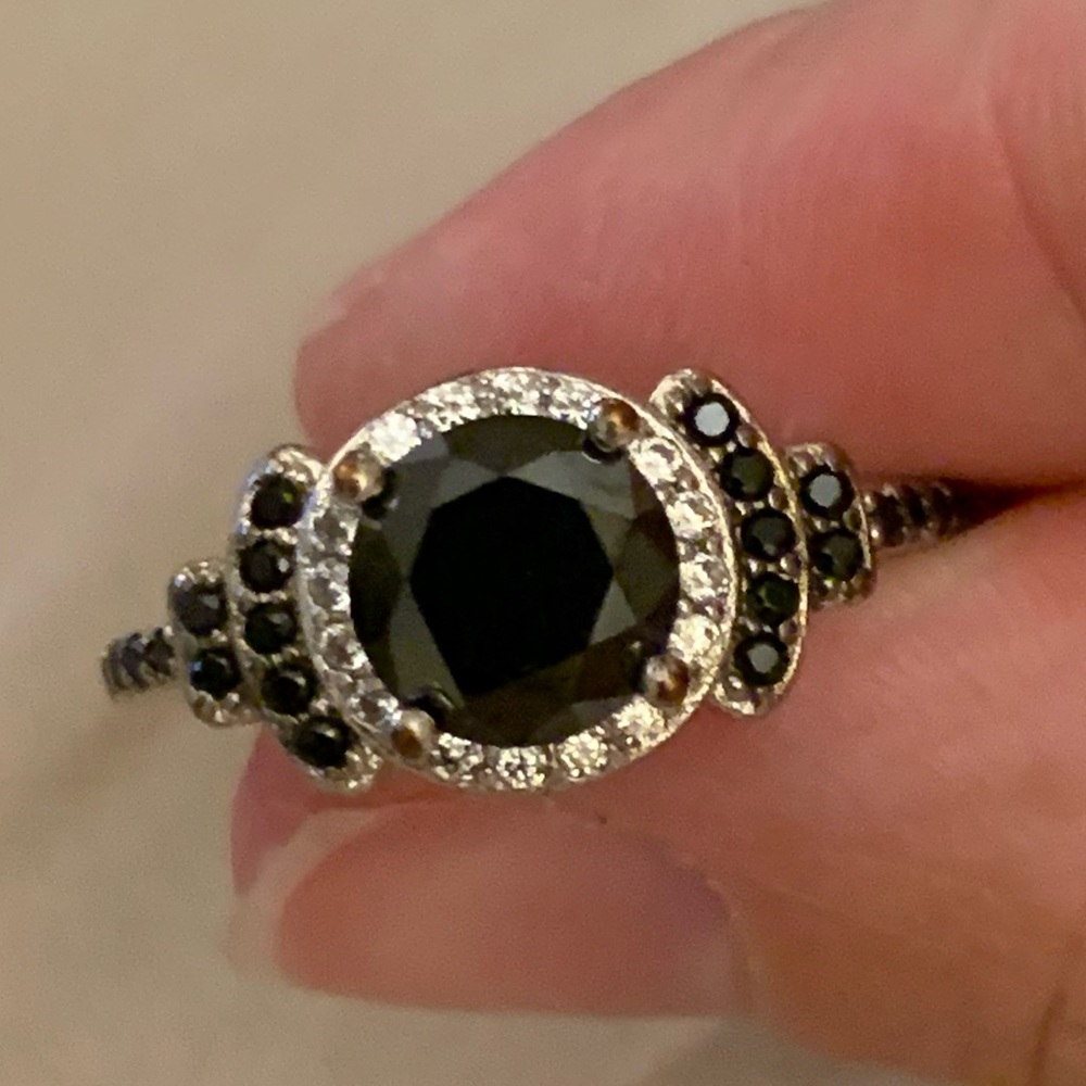 Black costume jewelry ring - size 6